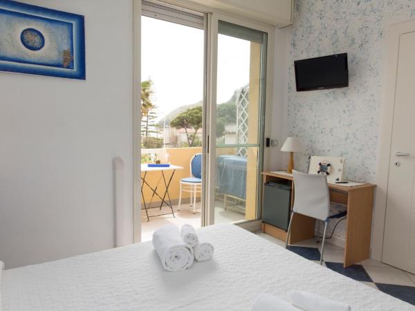 Lewis Rooms Poetto Beach : photo 4 de la chambre chambre double ou lits jumeaux avec balcon