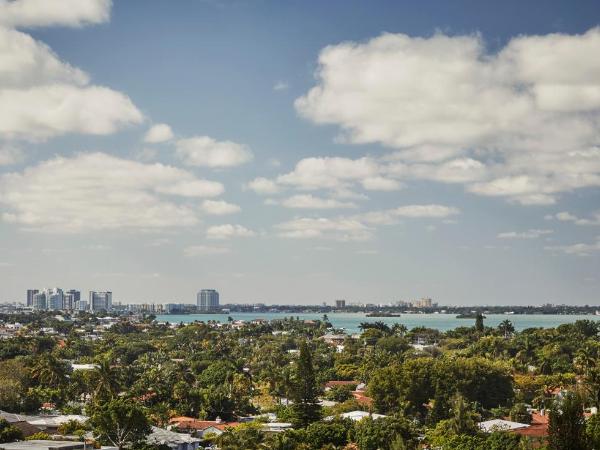 Four Seasons Hotel at The Surf Club : photo 3 de la chambre chambre lit king-size - vue sur ville