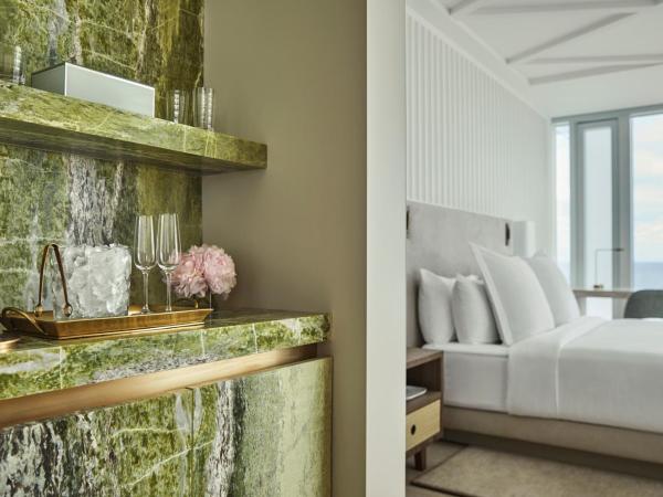 Four Seasons Hotel at The Surf Club : photo 3 de la chambre chambre lit king-size côté océan