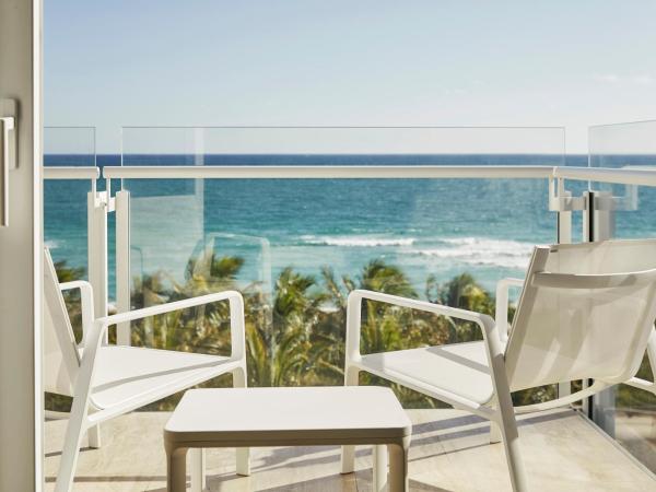 Four Seasons Hotel at The Surf Club : photo 4 de la chambre chambre lit king-size côté océan