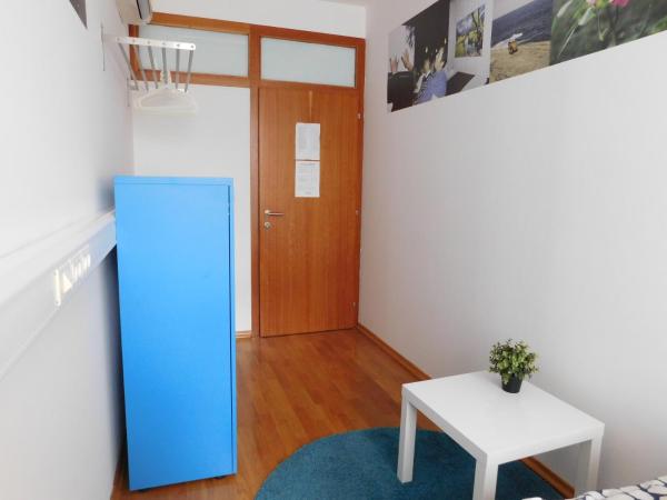 Hostel Bureau : photo 4 de la chambre chambre simple avec salle de bains commune