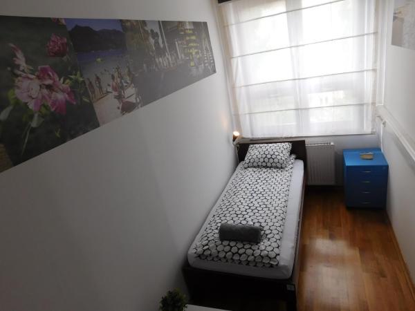 Hostel Bureau : photo 3 de la chambre chambre simple avec salle de bains commune