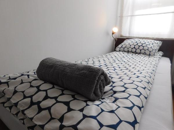 Hostel Bureau : photo 1 de la chambre chambre simple avec salle de bains commune