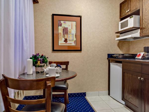 Best Western Plus Suites Downtown Calgary : photo 8 de la chambre chambre 2 lits queen-size avec kitchenette