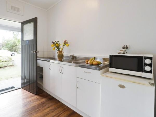 Cosy Cottage Thermal Holiday Park : photo 4 de la chambre chambre double avec salle de bains privative