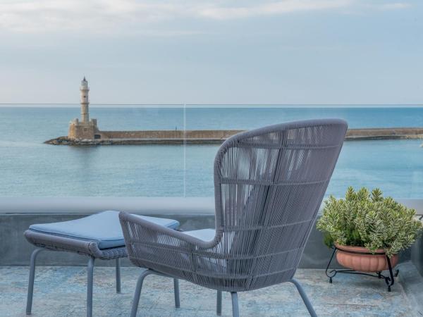 Residenza Vranas Boutique Hotel : photo 5 de la chambre penthouse avec baignoire spa et terrasse - vue sur mer