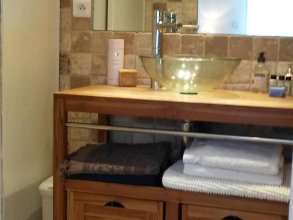 Jolie petite suite Côte d'Azur. : photo 8 de la chambre chambre double avec salle de bains privative extérieure