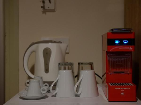 Fivos Pension : photo 5 de la chambre chambre double avec balcon - vue sur ville