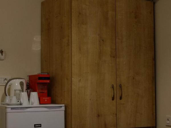 Fivos Pension : photo 4 de la chambre chambre double avec balcon - vue sur ville