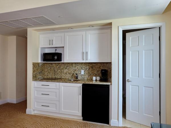 Sea View Hotel : photo 2 de la chambre suite junior avec lit king-size et kitchenette