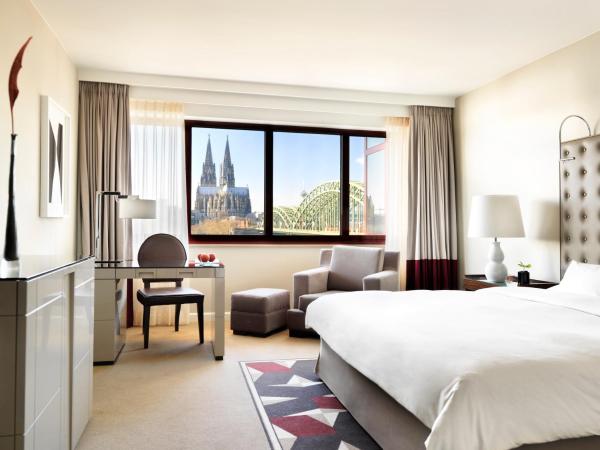 Hyatt Regency Köln : photo 4 de la chambre chambre lit king-size avec vue sur le rhin