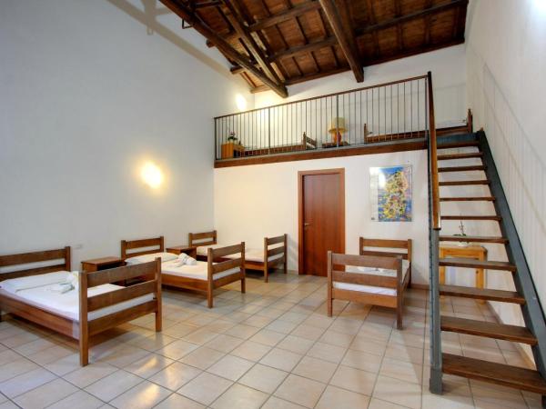 Hostel Marina : photo 1 de la chambre chambre familiale avec salle de bains privative