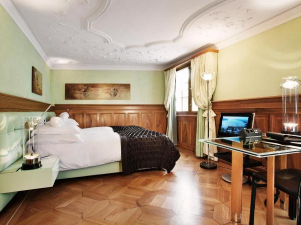 Widder Hotel - Zurichs luxury hideaway : photo 1 de la chambre suite cour avec douche d’hydromassage