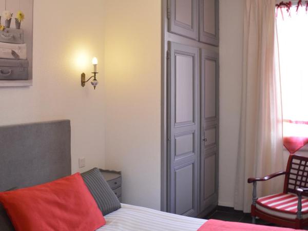 Hotel Les Acacias : photo 3 de la chambre chambre triple supérieure avec baignoire