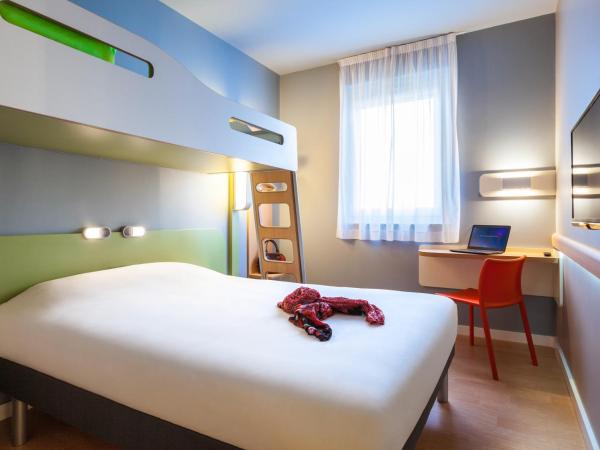 Ibis Budget Limoges Nord : photo 4 de la chambre chambre triple avec grand lit et lit superposé