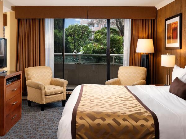 Best Western PLUS Inner Harbour Hotel : photo 9 de la chambre chambre lit king-size avec balcon - vue sur parc - non-fumeurs