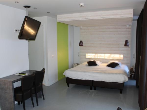 Hôtel du Puy Ferrand , Restaurant La Table de l'Ours : photo 4 de la chambre chambre quadruple - vue sur sancy