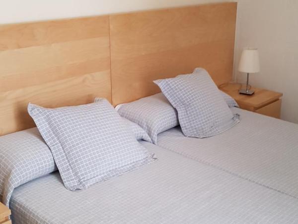 Hostal Eixample : photo 8 de la chambre chambre double ou lits jumeaux avec balcon intérieur et salle de bains privative