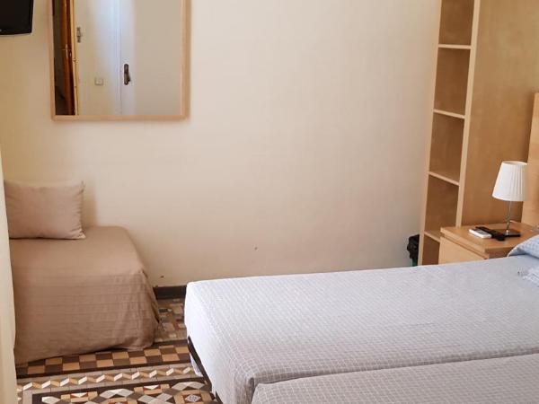 Hostal Eixample : photo 5 de la chambre chambre double ou lits jumeaux avec balcon intérieur et salle de bains privative