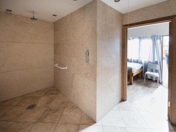 The Full Moon Backpackers : photo 3 de la chambre chambre lits jumeaux avec salle de bains privative