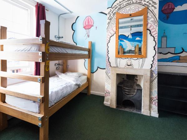 The Full Moon Backpackers : photo 2 de la chambre bunk bed in male dormitory room sleeps 6