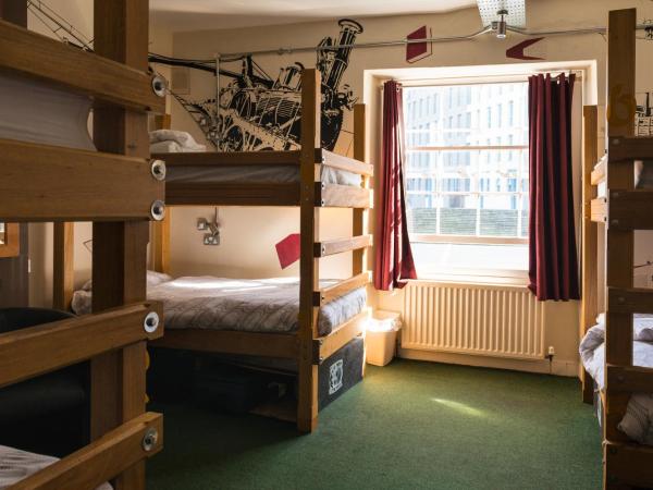 The Full Moon Backpackers : photo 2 de la chambre bunk bed in male dormitory room sleeps 10