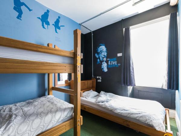 The Full Moon Backpackers : photo 1 de la chambre bunk bed in male dormitory room sleeps 3