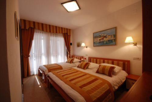 Hotel Trogirski Dvori : photo 2 de la chambre chambre triple avec balcon