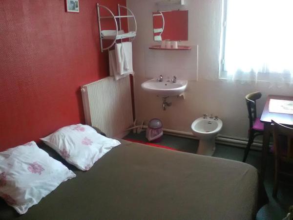 Le Parisien : photo 8 de la chambre chambre double avec salle de bains commune