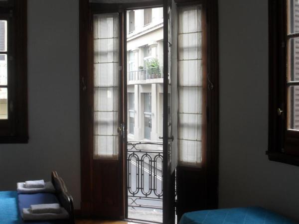 Che Argentina Hostel Suites : photo 6 de la chambre chambre quadruple avec salle de bains privative