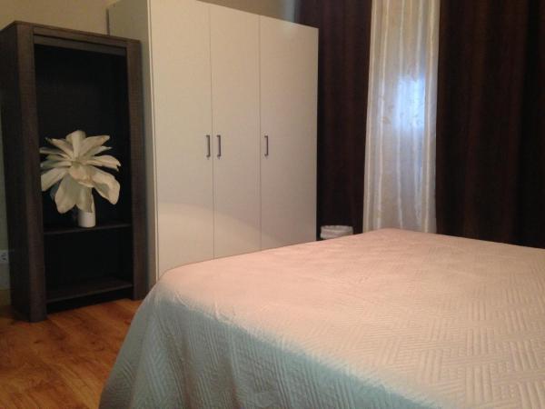 Pension Yna Holiday : photo 2 de la chambre chambre double standard avec salle de bains commune