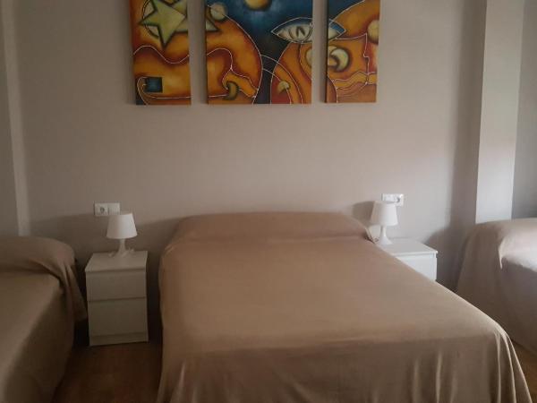 Pension Yna Holiday : photo 2 de la chambre chambre quadruple avec salle de bains commune