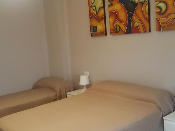 Pension Yna Holiday : photo 3 de la chambre chambre quadruple avec salle de bains commune