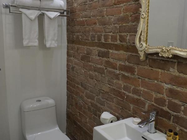 Hôtel Marie-Rollet : photo 1 de la chambre petite chambre Économique avec salle de bains privative dans le couloir (1 personne)