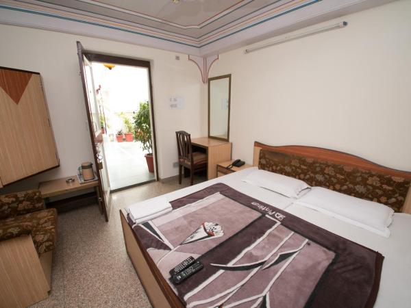 Hotel Kalyan : photo 5 de la chambre chambre double semi de luxe avec ventilateur