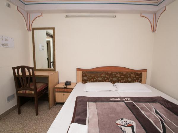 Hotel Kalyan : photo 4 de la chambre chambre double semi de luxe avec ventilateur