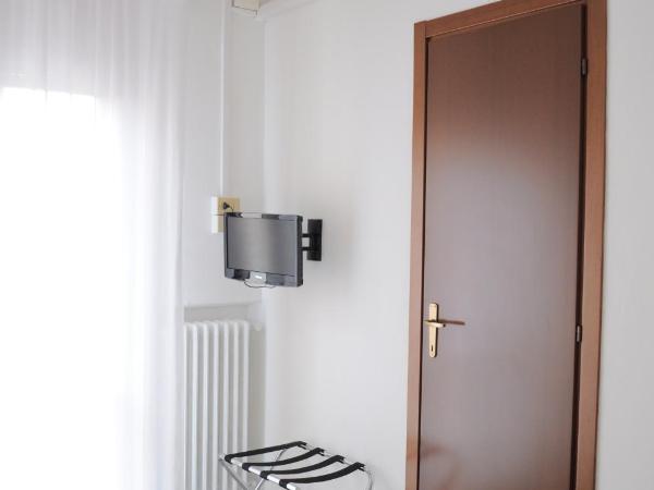 Hotel Cecile : photo 9 de la chambre chambre triple
