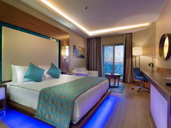 Ramada Resort Kusadasi & Golf : photo 1 de la chambre chambre double supérieure – vue sur mer
