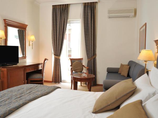 Athens Atrium Hotel & Jacuzzi Suites : photo 3 de la chambre chambre double supérieure avec balcon privé