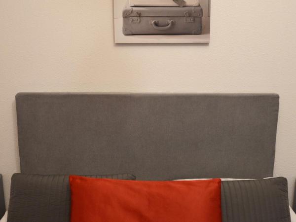 Hotel Les Acacias : photo 4 de la chambre chambre triple supérieure avec baignoire