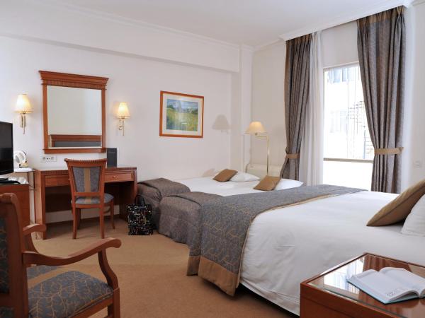 Athens Atrium Hotel & Jacuzzi Suites : photo 1 de la chambre chambre quadruple avec balcon privé