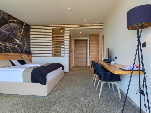 Hotel Villa Margaret : photo 4 de la chambre chambre double supérieure avec balcon - vue partielle sur mer