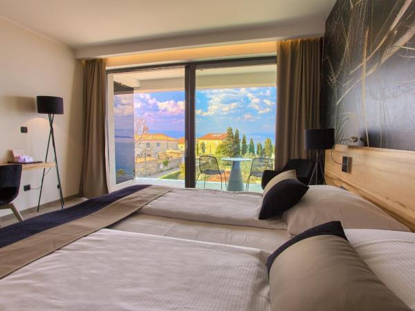 Hotel Villa Margaret : photo 6 de la chambre chambre double supérieure avec balcon - vue partielle sur mer