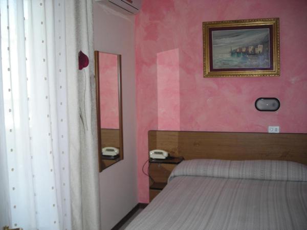 Hotel Cristal : photo 3 de la chambre chambre double ou lits jumeaux