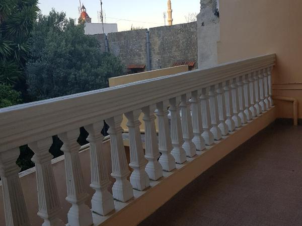 Georgia Old Town Apartments : photo 6 de la chambre chambre triple avec balcon