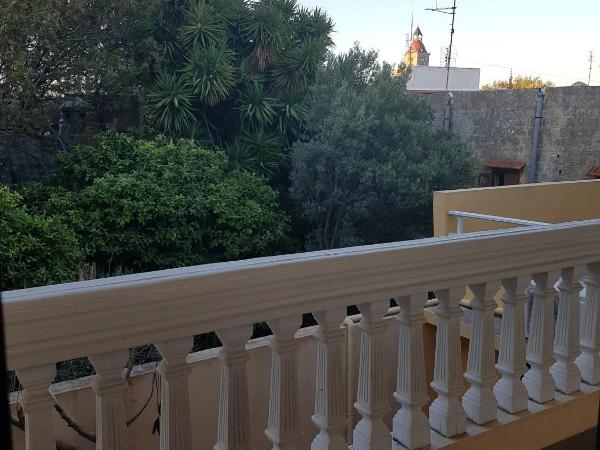 Georgia Old Town Apartments : photo 1 de la chambre chambre triple avec balcon