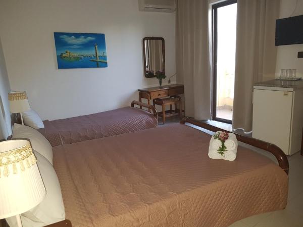 Georgia Old Town Apartments : photo 3 de la chambre chambre triple avec balcon