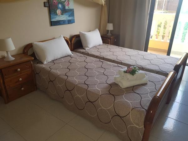 Georgia Old Town Apartments : photo 1 de la chambre chambre lits jumeaux avec terrasse