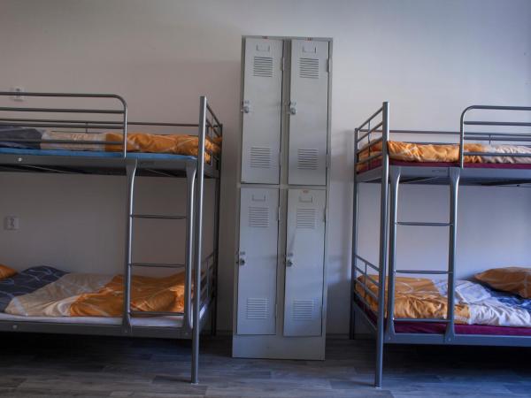Hostel Fontána : photo 2 de la chambre lit superposé en dortoir mixte pour 8 personnes - vue sur rue