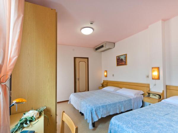 Hotel Bianchi : photo 2 de la chambre chambre triple avec balcon